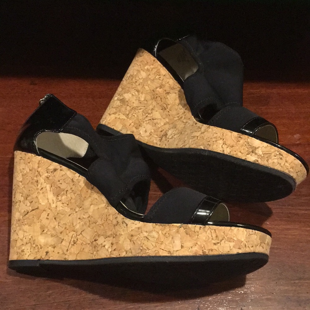 Adrienne Vittadini 7.5 cork wedge sandals black